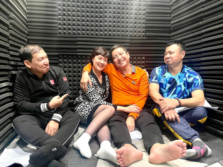 Nghệ sĩ Chí Trung (thứ hai bên phải) cũng hoài niệm Táo quân. Anh đăng tải hình ảnh bên Quang Thắng, Vân Dung và Tự Long. Ảnh: FB Chí Trung.