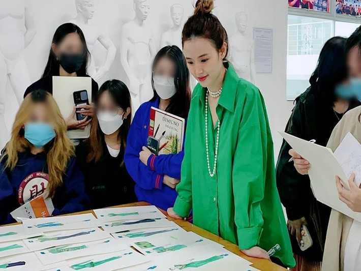 Midu bày tỏ, cô thấy may mắn khi đi dạy, cô chưa bao giờ phải nhận những lời trêu đùa hay khiếm nhã. Người đẹp cho rằng có lẽ một phần do sinh viên lớp thời trang phần lớn là nữ nên lành tính. Ảnh: FB Midu.