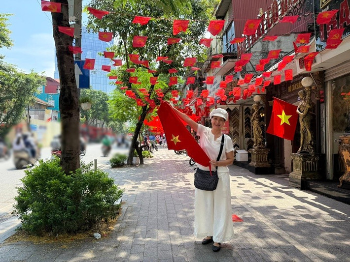 Cô viết: "Bà con đã cắm trại giải chiếu, đang đi mua chăn và gối để đợi tối đoàn diễu binh cả nhà ơi. Sáng sớm nắng đẹp quá". Ảnh: FB Chiều Xuân.