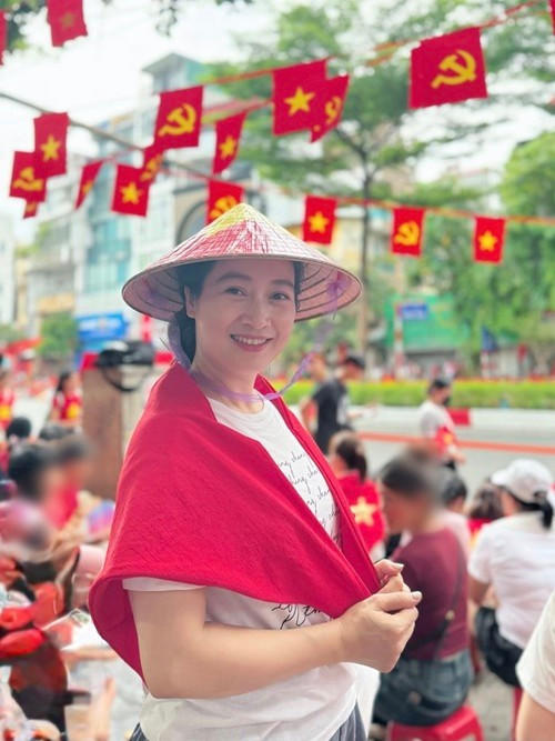 Thu Nga - diễn viên phim Phía trước là bầu trời hưởng ứng ngày vui của người dân. "Tự hào là người Việt Nam", cô viết trên trang cá nhân. Ảnh: FB Thu Nga.
