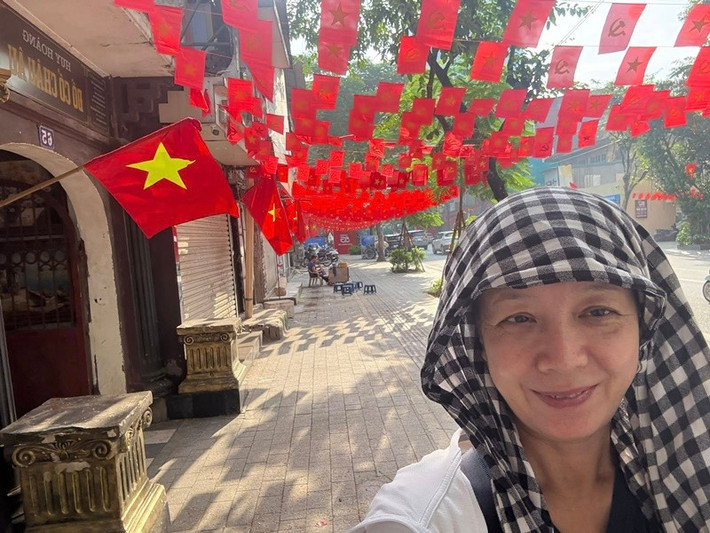 Nghệ sĩ Chiều Xuân chờ xem buổi tổng hợp luyện diễu binh. Ảnh: FB Chiều Xuân.