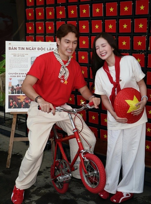 Vợ chồng diễn viên Đình Tú - Ngọc Huyền thực hiện bộ ảnh chào mừng đại lễ. Ảnh: FB Ngọc Huyền.