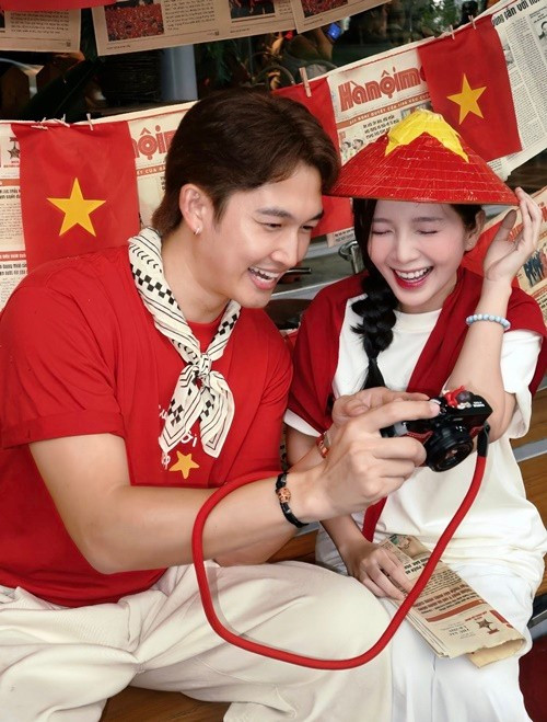 Đình Tú và Ngọc Huyền hòa chung không khí mừng Quốc khánh 2/9. Ảnh: FB Ngọc Huyền.