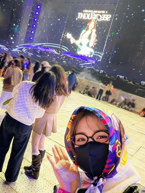 Hòa Minzy xin lỗi Mỹ Tâm khi phải về sớm vì con trai đang đợi ở ngoài. Ảnh: FB Hòa Minzy.