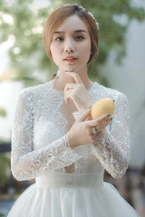 Bảo Ngọc chưa mặc váy cưới bước vào lễ đường. Năm 2020, cô từng thực hiện bộ ảnh diện váy cô dâu. Bảo Ngọc tâm sự: "Mình của những tháng ngày này làm những việc mình thích. Mình đang hoàn thành những ước mơ mà trước kia còn dang dở, mặc chiếc áo cưới mình mong, chỉ là không phải trong đám cưới". Ảnh: Znews.