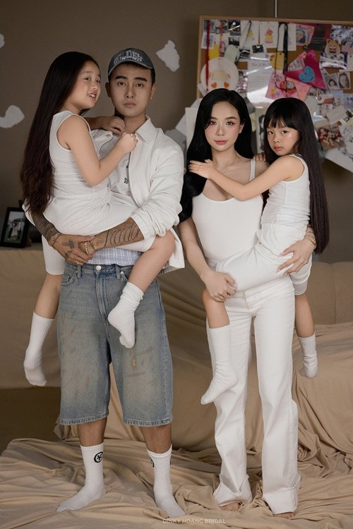 Hai con gái của Bảo Ngọc đều quấn quýt Đạt G. Ảnh: FB Bảo Ngọc.