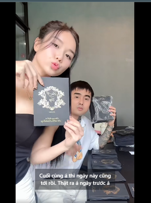 Bảo Ngọc và Đạt G đã gửi thiệp cưới đến gia đình, bạn bè và đồng nghiệp. Đáng chú ý, thiệp cưới của cặp đôi mang tông màu đen. Ảnh: FB Bảo Ngọc.