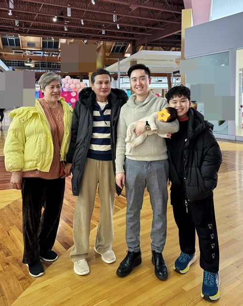 Thanh Duy giặt tay từng bộ cho con trai trước khi mua máy giặt dành cho quần áo sơ sinh.