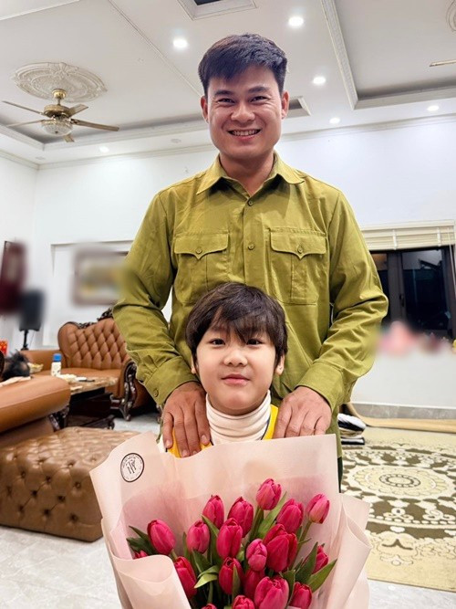 Dịp 8/3, Văn Cương cùng bé Bo – con trai của Hòa Minzy – tặng hoa và gửi lời chúc tới nữ ca sĩ. Ảnh: FB Bé Bo.