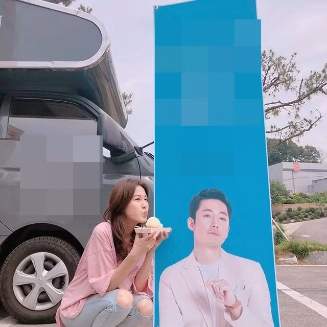 Năm 2019, Kim Ha Neul gửi lời cảm ơn đến Jang Hyuk sau khi nam diễn viên gửi hẳn một chiếc xe phục vụ đồ ăn đến phim trường cho Kim Ha Neul. Ảnh: VTV.