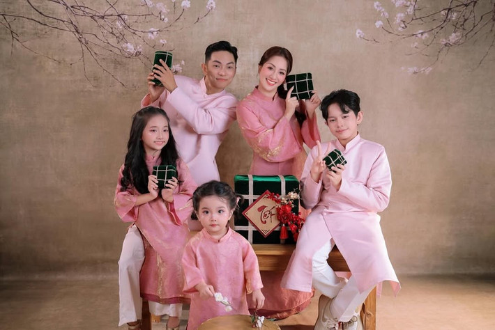 Gia đình Khánh Thi – Phan Hiển cùng diện áo dài chụp ảnh Tết, lan tỏa không khí gia đình đầm ấm, gắn kết. Ảnh: FB Khánh Thi – Phan Hiển.