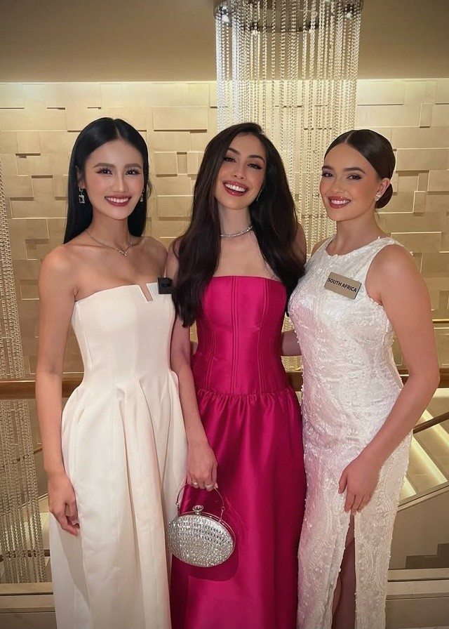 Đại diện Việt Nam khẳng định giá trị của giáo dục, nhấn mạnh sách không chỉ để đọc mà còn là phương tiện để khám phá thế giới đẹp đẽ. Chính vì thế, dự án "Heart to Head" ra đời với mục tiêu lắp đặt các tủ sách cộng đồng cho học sinh ở vùng sâu vùng xa của Việt Nam. Cô nói: “Tôi muốn thuyết phục những đứa trẻ rằng giấc mơ của các em đáng để theo đuổi và các em có thể tự quyết định tương lai tươi sáng của mình thông qua việc học tập”. Ảnh: FB Ý Nhi.