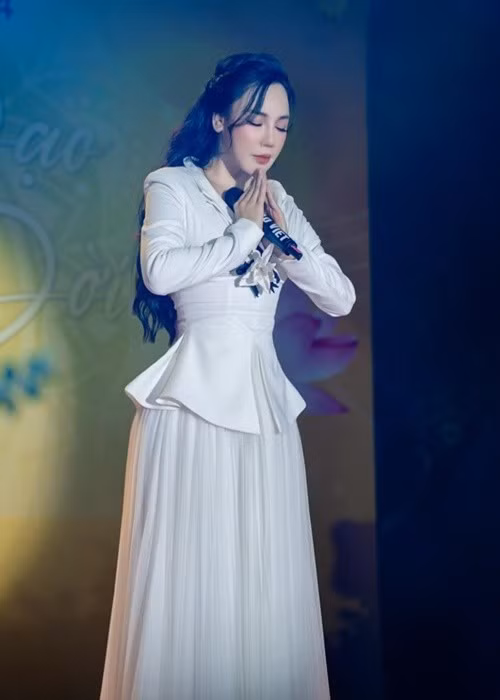 Hồ Quỳnh Hương còn tiết lộ trên Vietnamnet, cô và bạn trai rất hiểu nhau. "Anh ấy phải chịu được tất cả khía cạnh của tôi từ cá tính, yếu mềm đến suy tư", cô tâm sự.