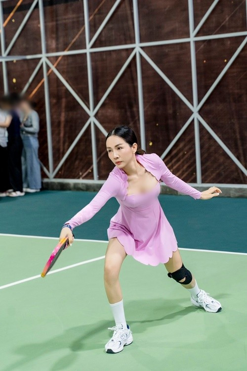 Trên sân pickleball, cựu người mẫu ăn mặc gợi cảm, năng động. Ảnh: FB Thanh Thảo.