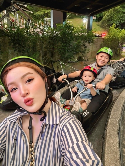 Chồng Bảo Thy là doanh nhân Phan Lĩnh. Sau khi kết hôn, vợ chồng nữ ca sĩ thoải mái chia sẻ hình ảnh bên nhau, không còn kín tiếng như ngày hẹn hò. Ảnh: FB Bảo Thy.