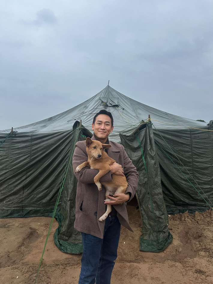 Đóng vai bác sĩ Lê trong Mưa đỏ, Hứa Vĩ Văn tiết lộ ảnh bên một chú chó đồng thời chú thích: "Những ngày quay tôi có người bạn dễ thương này". Ảnh: FB Hứa Vĩ Văn.
