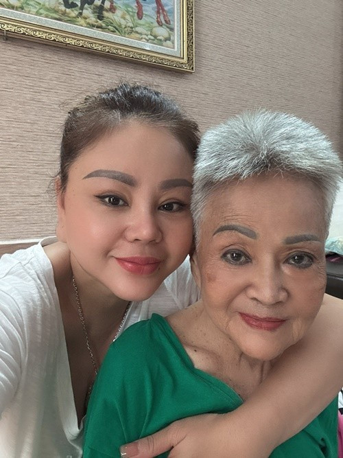 Từ ngày mẹ bệnh, Lê Giang dám bày tỏ ra những gì mình muốn nói, rằng mình thương mẹ. Ảnh: FB Lê Giang.