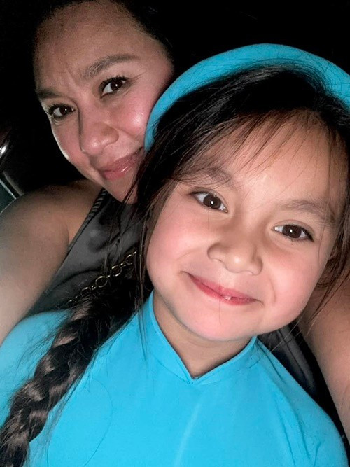 Trên trang cá nhân, ca sĩ, diễn viên Y Phụng chia sẻ hình ảnh đưa con gái Paris đi quay chương trình. Ảnh: FB Y Phụng.