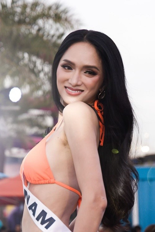 Mới đây, Hương Giang trình diễn áo tắm trong khuôn khổ cuộc thi Miss Universe 2025 tại Thái Lan. Nhiều người nhận xét rằng đại diện Việt Nam thiếu tự tin khi catwalk. Ảnh: Miss Universe.
