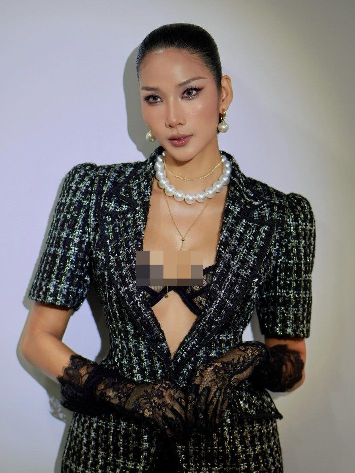 Hoàng Thùy chọn phong cách trang điểm phương Tây với đôi mắt được kẻ sắc lẹm, hàng mi cong vút. Mái tóc được chải chuốt gọn gàng, ép sát da đầu, giúp tôn lên trọn vẹn những đường nét thanh tú trên gương mặt.