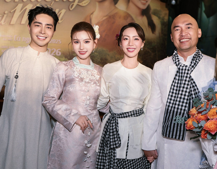 Cặp đôi bên nhau không rời, thường xuyên sánh đôi tại sự kiện. Ảnh: FB Thu Thủy.