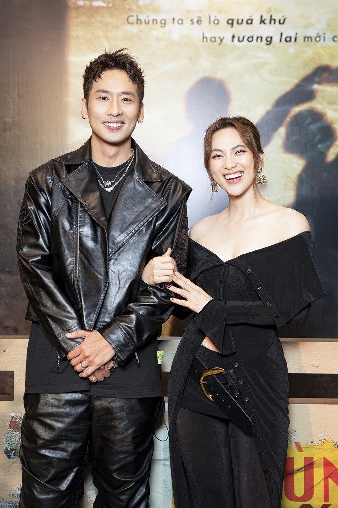 Phương Anh Đào chủ động hỏi về sở thích ăn uống và tự tay nấu ăn cho Tuấn Trần. Trong khi đó, Tuấn Trần thể hiện sự quan tâm, chăm sóc bằng cách thường xuyên đưa đón bạn diễn về nhà sau những ngày quay căng thẳng. Ảnh: Người Đưa Tin.