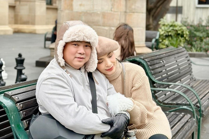 Trên trang cá nhân, vợ chồng Thúy Hạnh dành cho nhau nhiều lời ngọt ngào. Năm 2025, nhân dịp kỷ niệm 19 năm ngày cưới, Minh Khang đăng dòng trạng thái hài hước: “Mới có 19 năm thôi. Cố gắng chịu đựng thêm 41 năm nữa nhé vợ”.