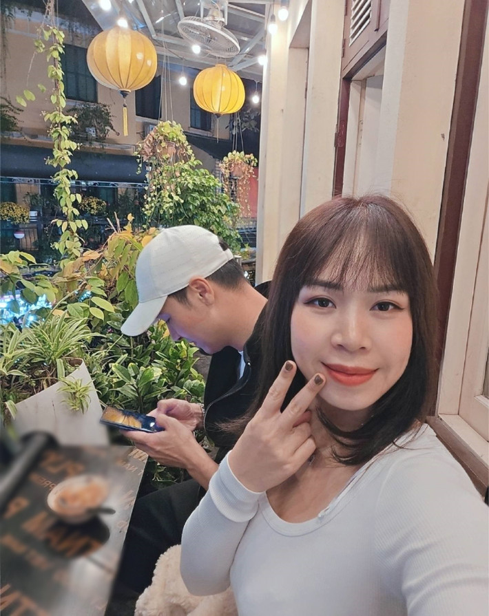 Vợ Mạnh Trường sở hữu gương mặt hài hòa, làn da sáng, nụ cười hiền, toát lên vẻ phúc hậu của người phụ nữ của gia đình. Ảnh: FB Phương Phạm.