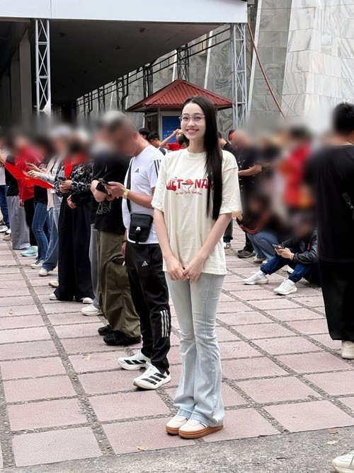 Trong các buổi tập luyện, Hoa hậu Mỹ Linh diện trang phục kín đáo. Cô kết hợp áo phông với quần jean. Ảnh: FB Mỹ Linh.