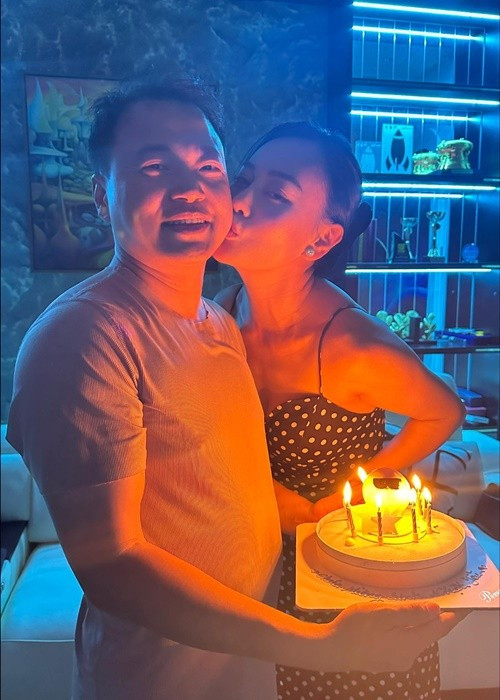 Phương Oanh còn gọi Shark Bình là ‘cá con’. “Không biết ở ngoài là ‘Shark’ thế nào nhưng ở nhà là một cá con”, Phụ Nữ Số dẫn lời nữ diễn viên. Ảnh: Vietnamnet.