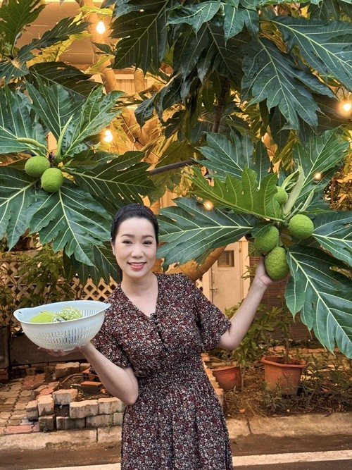 Trịnh Kim Chi chia sẻ trên Vietnamnet: "Tôi tận hưởng việc trồng rau, ngắm nghía chúng từ hạt giống đến lúc có thể thu hoạch. Ăn rau tự trồng cũng cảm giác ngon, ngọt hơn bình thường. Ngoài ra cũng là cách vận động, thư giãn tốt sau giờ làm việc căng thẳng". Ảnh: FB Trịnh Kim Chi.