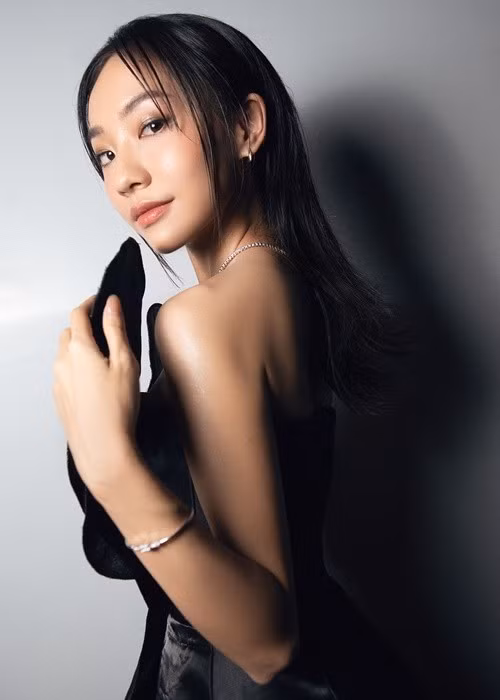 Quốc Anh thừa nhận sự chênh lệch này khiến các cảnh hôn hay nắm tay trở nên khó xử lý. Mỗi lần quay, đoàn phim phải chuẩn bị bục để Hoàng Hà đứng lên cho cân khung hình. Ảnh: FB Hoàng Hà.