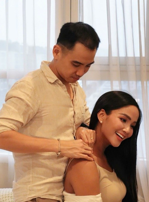 H'hen Niê còn chia sẻ, gần đây, Tuấn Khôi không rời cô nửa bước khi ở nhà.