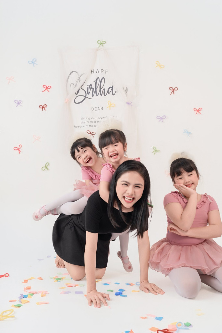 Quianna và Quinita - cặp song sinh của diễn viên Vân Trang tròn 4 tuổi vào ngày 1/11. Nhân dịp sinh nhật, Vân Trang thực hiện bộ ảnh cho các con.