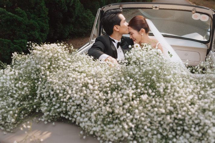 Về lý do chọn Đà Lạt để chụp ảnh cưới, Chế Nguyễn Quỳnh Châu chia sẻ trên Tiền Phong rằng Đà Lạt là quê hương của Quỳnh Châu, trong khi Phát Nguyễn lại phát triển sự nghiệp tại đây.