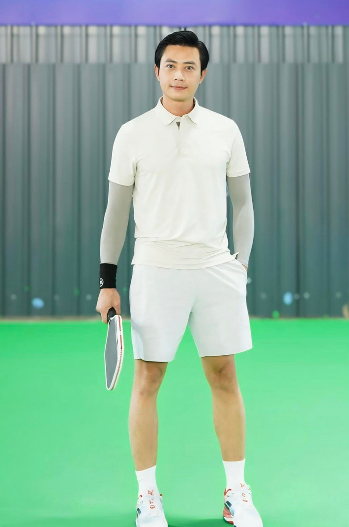 Tiến Lộc chăm chỉ tập luyện thể thao để giữ vóc dáng săn chắc. Nam diễn viên từng cho biết anh giảm khoảng 7 kg sau một thời gian chơi môn pickleball. Ảnh: FB Tiến Lộc.