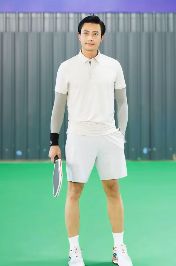 Tiến Lộc chăm chỉ tập luyện thể thao để giữ vóc dáng săn chắc. Nam diễn viên từng cho biết anh giảm khoảng 7 kg sau một thời gian chơi môn pickleball. Ảnh: FB Tiến Lộc.