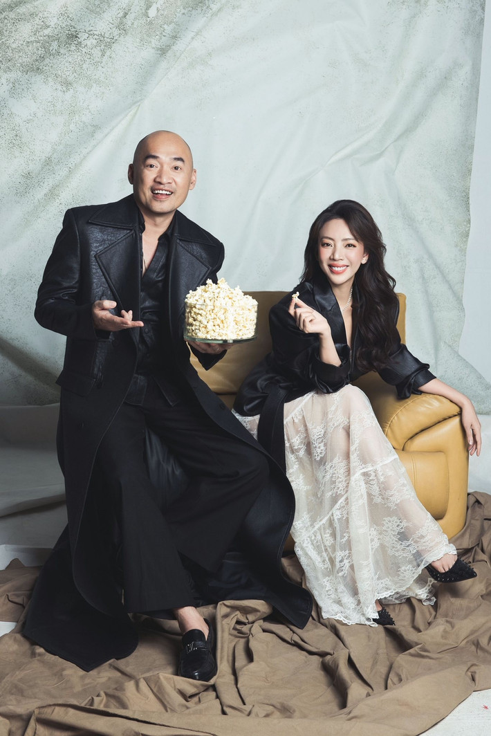 Tiến Luật còn nhắn nhủ Trang: "Ráng chờ anh, 3 ngày nữa đảm bảo có quà kỷ niệm ngày cưới siêu xịn cho vợ". Ảnh: FB Thu Trang.