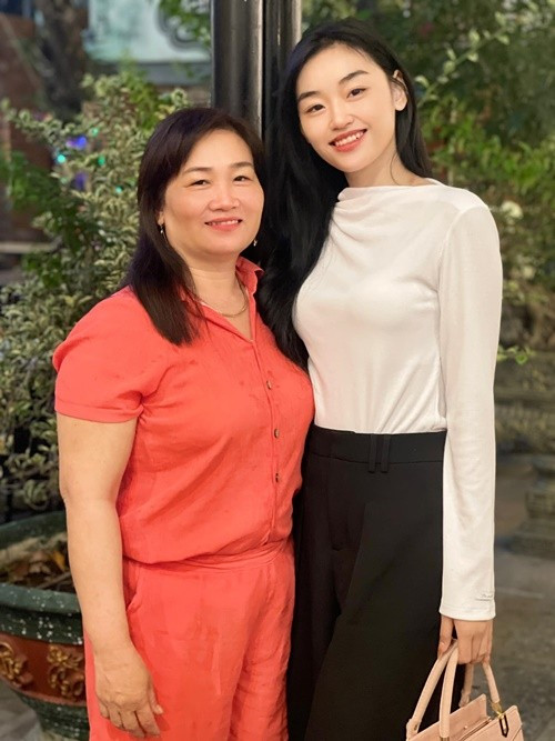 Yến Nhi chia sẻ trên Znews, mẹ cô từng phải nhập viện để phẫu thuật cắt bỏ buồng trứng trái do biến chứng, ngay vào lúc cô chuẩn bị dành dụm tiền thi Miss Grand Vietnam 2025. Ảnh: FB Yến Nhi.