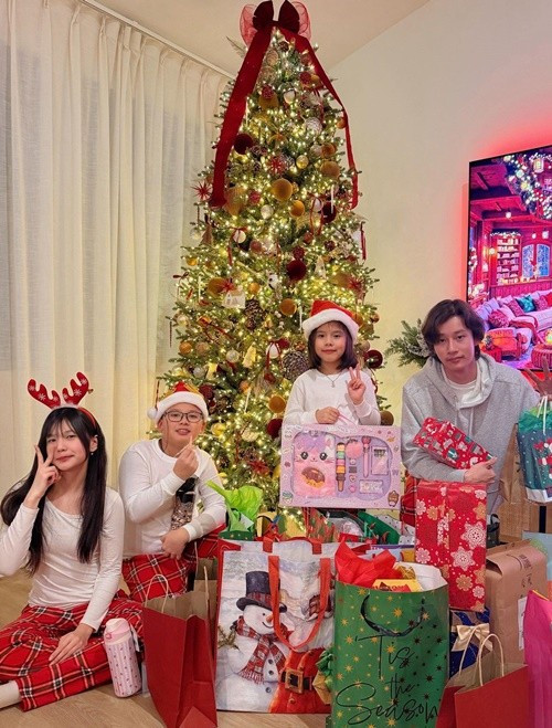Bảo Nam - con trai đầu lòng của Jennifer Phạm (ngoài cùng bên phải) gây chú ý khi đón mừng Giáng sinh cùng mẹ, cha dượng và các em.