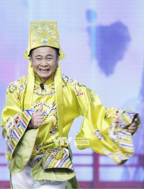 Tự Long góp mặt trong các chương trình trên truyền hình như: Gặp nhau cuối năm, Thư giãn cuối tuần, Ơn giời cậu đây rồi, Táo quân, đóng hài Tết: Cả ngố, Không hề biết giận, Quan trường – Trường quan. Ảnh: VTV.