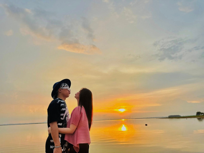 Trên trang cá nhân, Thanh Trúc đăng tải khoảnh khắc ngọt ngào bên Châu Khải Phong. Cặp đôi hạnh phúc đón kỷ niệm 3 năm về chung một nhà.