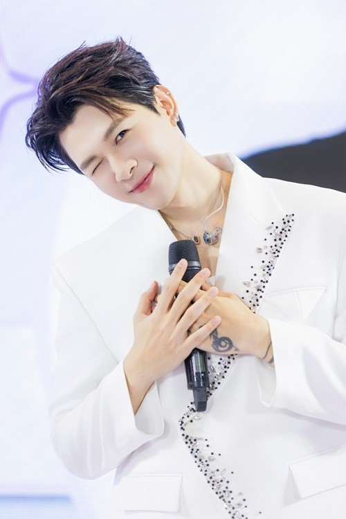 Theo Diệu Nhi, ba cô rất đẹp trai, chính là hình mẫu, cô không thể yêu ai có nhan sắc dưới tầm ba, ít nhất phải ngang bằng hoặc vượt qua ba cô. Từ chia sẻ này, nhiều người cho rằng, Anh Tú có diện mạo soái ca không kém bố của Diệu Nhi ngày trẻ. Ảnh: FB Anh Tú.