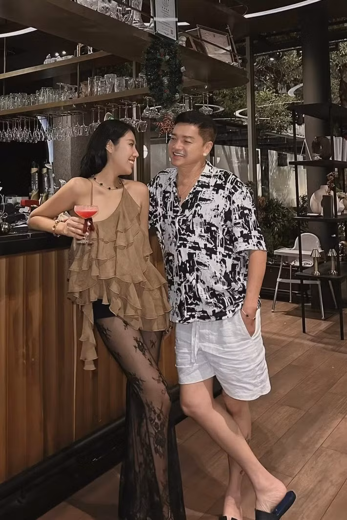 Trong các hình ảnh được chia sẻ, cặp đôi xuất hiện cùng nhau tại sự kiện lẫn đời thường với phong cách đồng điệu, giữ tương tác tự nhiên. Ảnh: FB Tăng Khánh Chi.