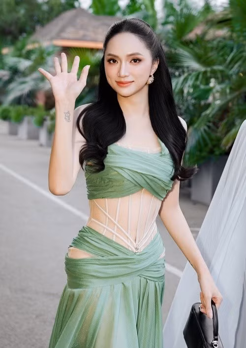 Hương Giang giữ được sức hút riêng nhờ thần thái nhẹ nhàng, tự tin.