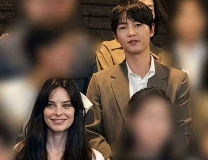 Ở một hướng khác, Song Joong Ki lại tìm thấy niềm vui trong cuộc sống gia đình. Nam diễn viên kết hôn với Katy Louise Saunders vào đầu năm 2023. Tổ ấm của anh trở nên trọn vẹn hơn khi lần lượt chào đón con trai vào tháng 6/2023 và con gái vào tháng 11/2024. Ảnh: Znews.