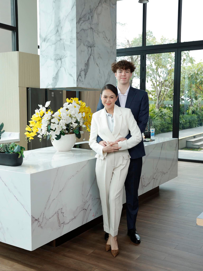 3 người con chung của Ngọc Nga và Lindsay gồm: William (sinh năm 2006), Edward (sinh năm 2008) và Elizabeth (sinh năm 2010). Trong ảnh là William, cao hơn 2m. Ảnh: FB Ngọc Nga.