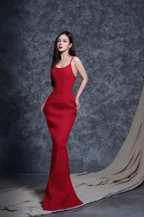 "Theo tôi thấy, chìa khóa quan trọng nhất là giữ gìn chế độ ăn uống lành mạnh và phù hợp với cơ thể mình. Đặc biệt không quá căng thẳng về cân nặng sau sinh vì sớm muộn sẽ về được cân cũ thôi. Và đặc biệt nếu tự mình chăm con thì sẽ về được nhanh hơn", Ngọc Anh chia sẻ về bí quyết lấy lại thân hình sau sinh nở. Ảnh: FB Ngọc Anh.