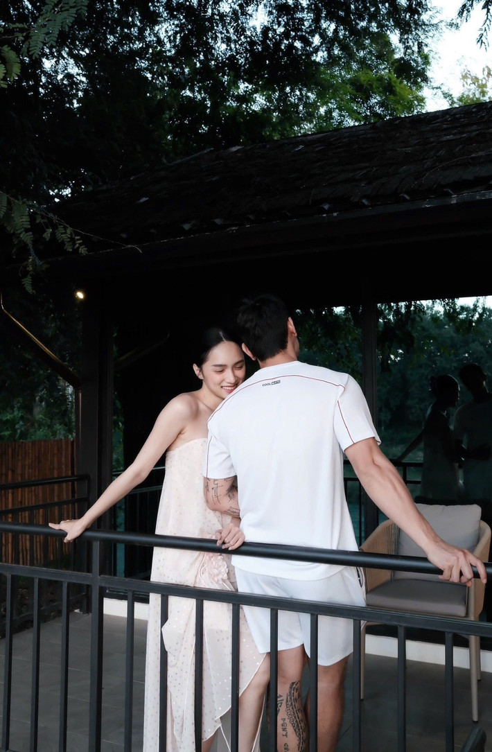 Hoa hậu Hương Giang vừa chia sẻ loạt ảnh nghỉ dưỡng ở Lào. Cô viết: "Nghỉ ngơi bên người lạ".