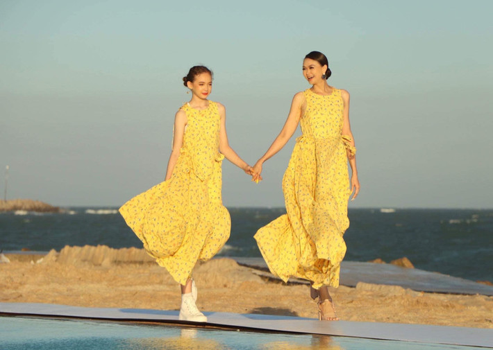 Ngọc Nga cùng ái nữ mặc đồ đôi, catwalk trong một show diễn. Ảnh: FB Ngọc Nga.